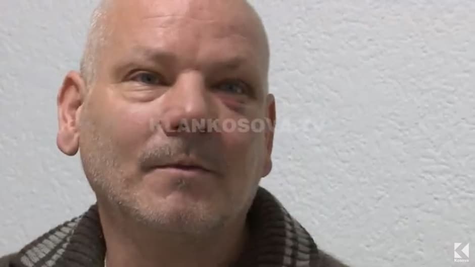 S’i lejoi të iknin nga ora, maturantët grushtojnë punëtorin teknik (VIDEO)