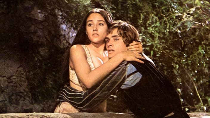 Yjet e "Romeo dhe Zhuljeta" ngrejnë padi për skenën nudo të xhiruar në adoleshencën e tyre