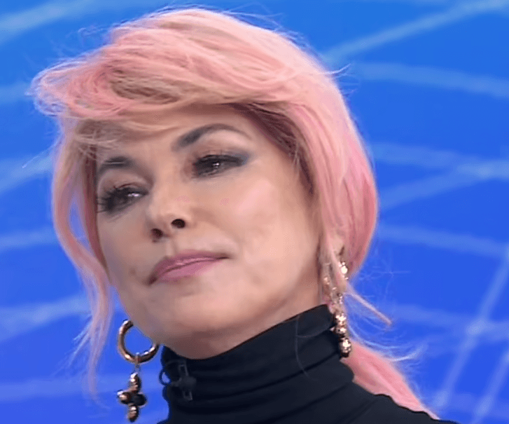 Shania Twain flet për abuzimin seksual të fëmijërisë nga njerku i saj