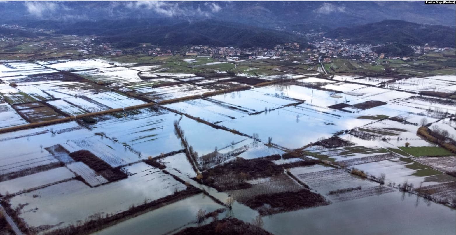 Shqipëri: Mbi 1.700 hektarë tokë e përmbytur, një rrugë e bllokuar nga orteqet