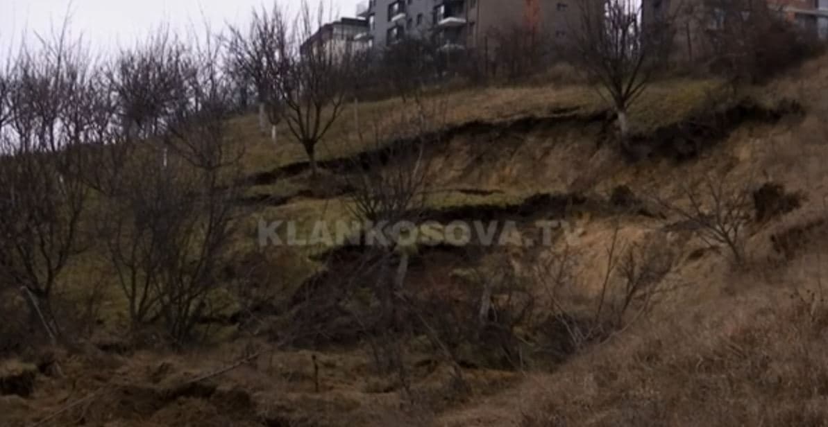 Rrëshqet dheu në lagjen "Kalabria" në Prishtinë, rrezikohen banorët (VIDEO)