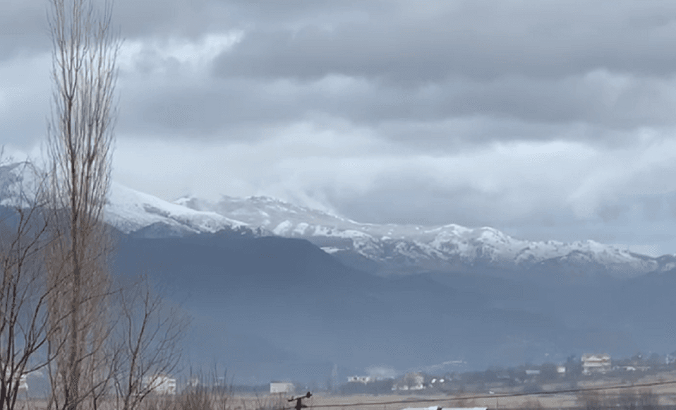 Malet e Dibrës mbulohen nga bora