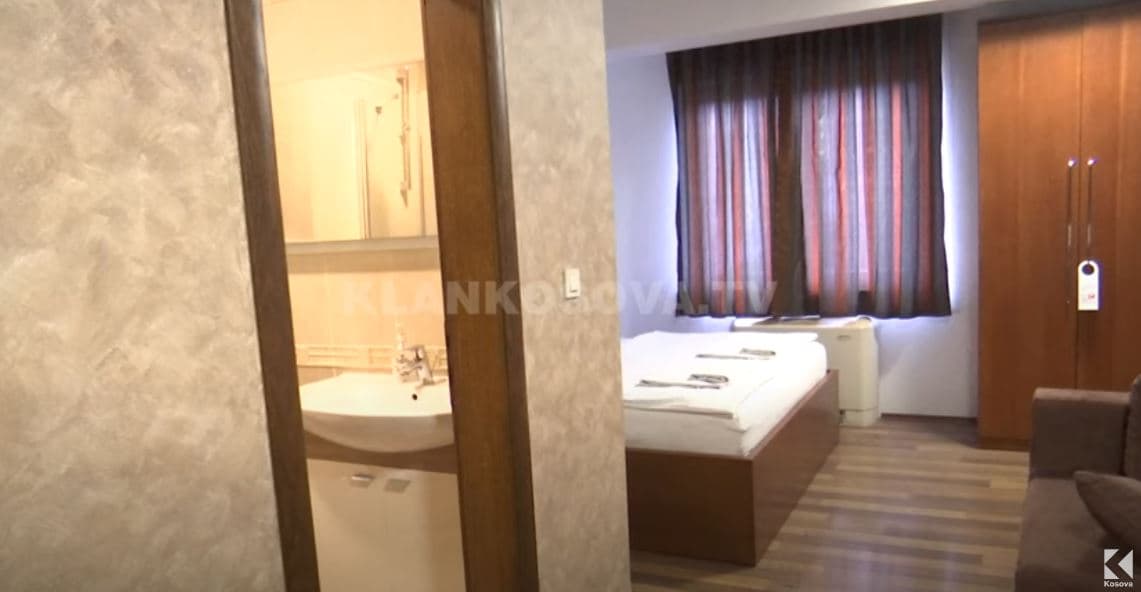 Dy javë qëndroi në hotel, 16-vjeçari s’pagoi asnjë euro (VIDEO)