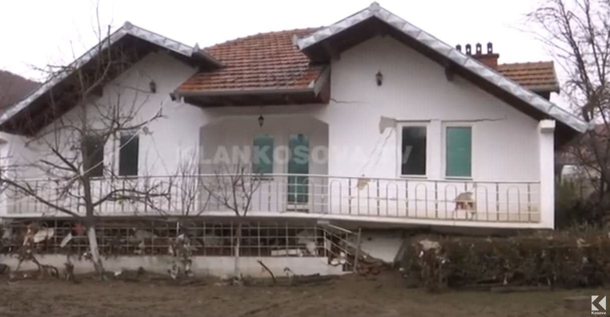 Vërshimet në Skenderaj, dy shtëpi të rrënuara e mbi 300 të dëmtuara (VIDEO)