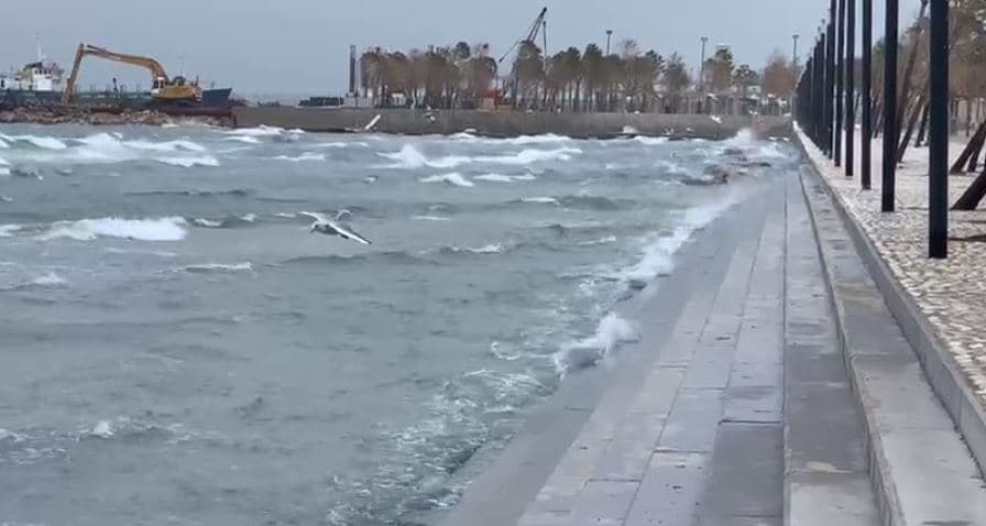 Era e fortë sjell probleme në Vlorë, disa zona mbeten pa rrymë