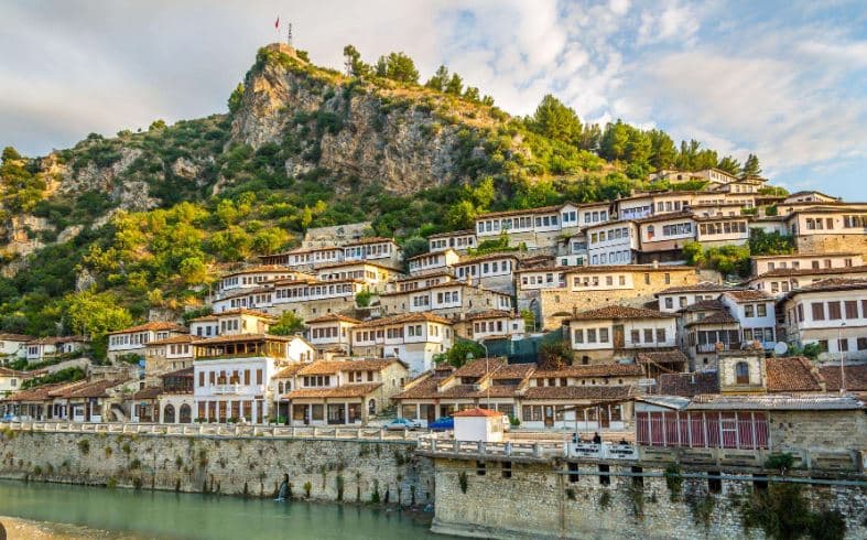 7.5 milionë turistë vizituan Shqipërinë vitin e kaluar, thotë ministrja e Turizmit dhe Mjedisit