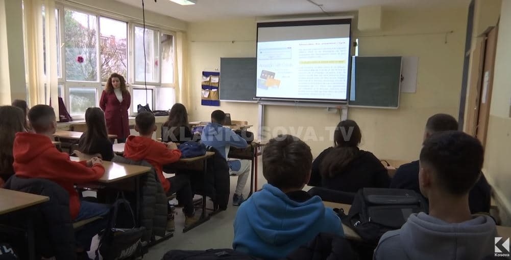 Në shkollën "Fehmi Agani" në Gjakovë nis gjysmëvjetori i dytë, ndryshe nga shkollat tjera (VIDEO)