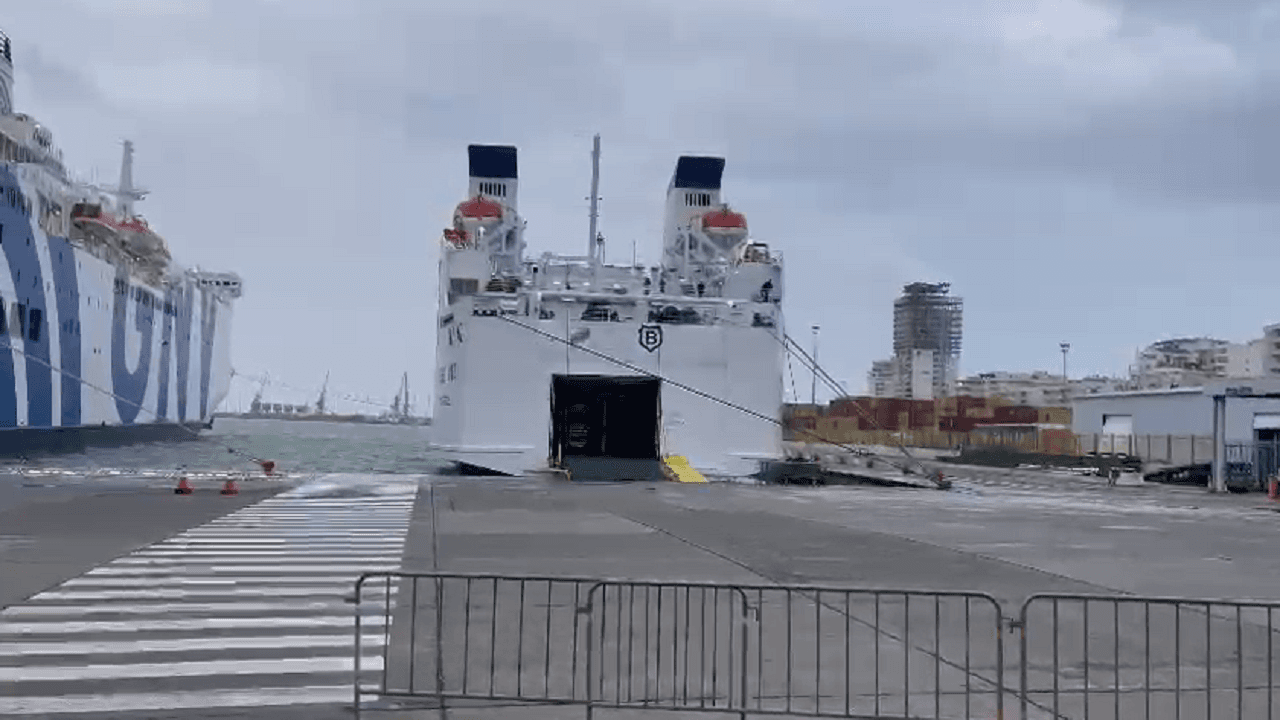 Anuloi lundrimin prej motit të keq, niset një nga tragetet e linjës Durrës-Bari