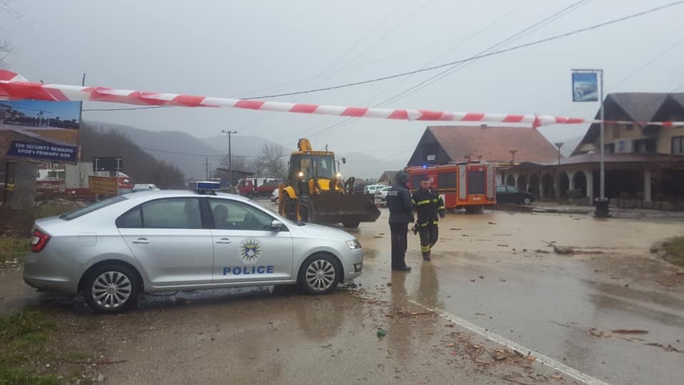 Policia shton angazhimet në zonat e përmbytura nga uji (FOTO)
