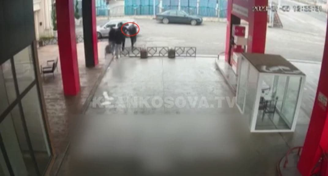 Përplasen problematikët, 16-vjeçari rrëmbehet në pikë të ditës në Pejë (VIDEO)