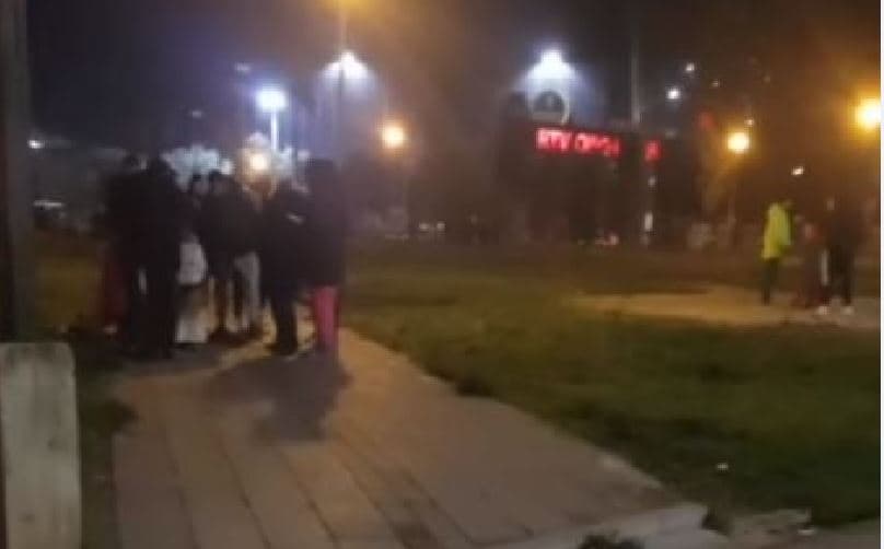 Pas lëkundjeve të tërmetit, disa qytetarë në Shqipëri dalin nga shtëpitë (VIDEO)