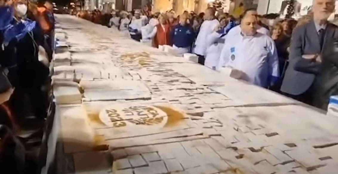 Kuzhinierët grekë përgatitën tortë gati pesëmijë kilogramë për natën e Vitit të Ri (VIDEO)