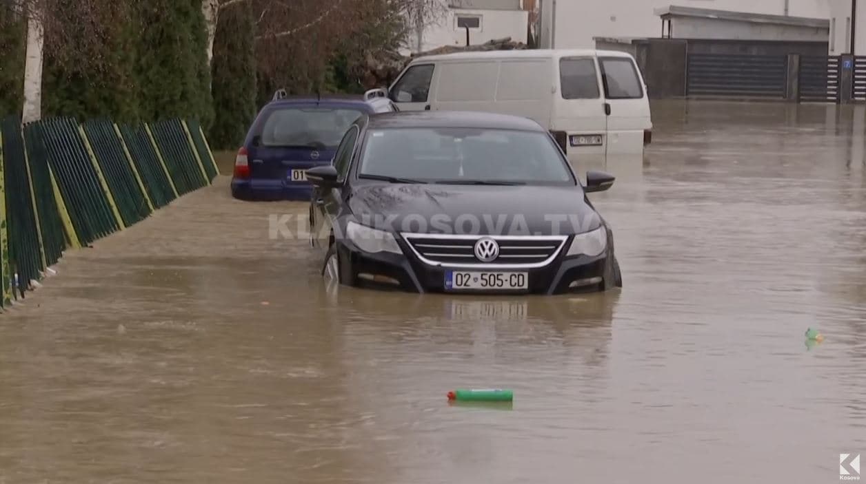 Skenderaj “vërshohet” edhe nga komentet negative pas përmbytjeve nga shiu (VIDEO)