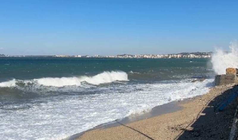 Deti me dallgë dhuron "spektakël" në Vlorë (FOTO)
