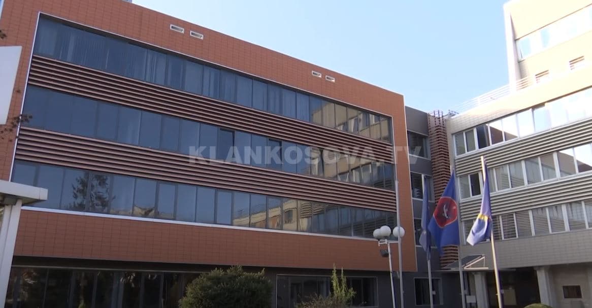 Dekretimi i gjyqtarëve, 29 emra te presidentja, asnjë serb (VIDEO)