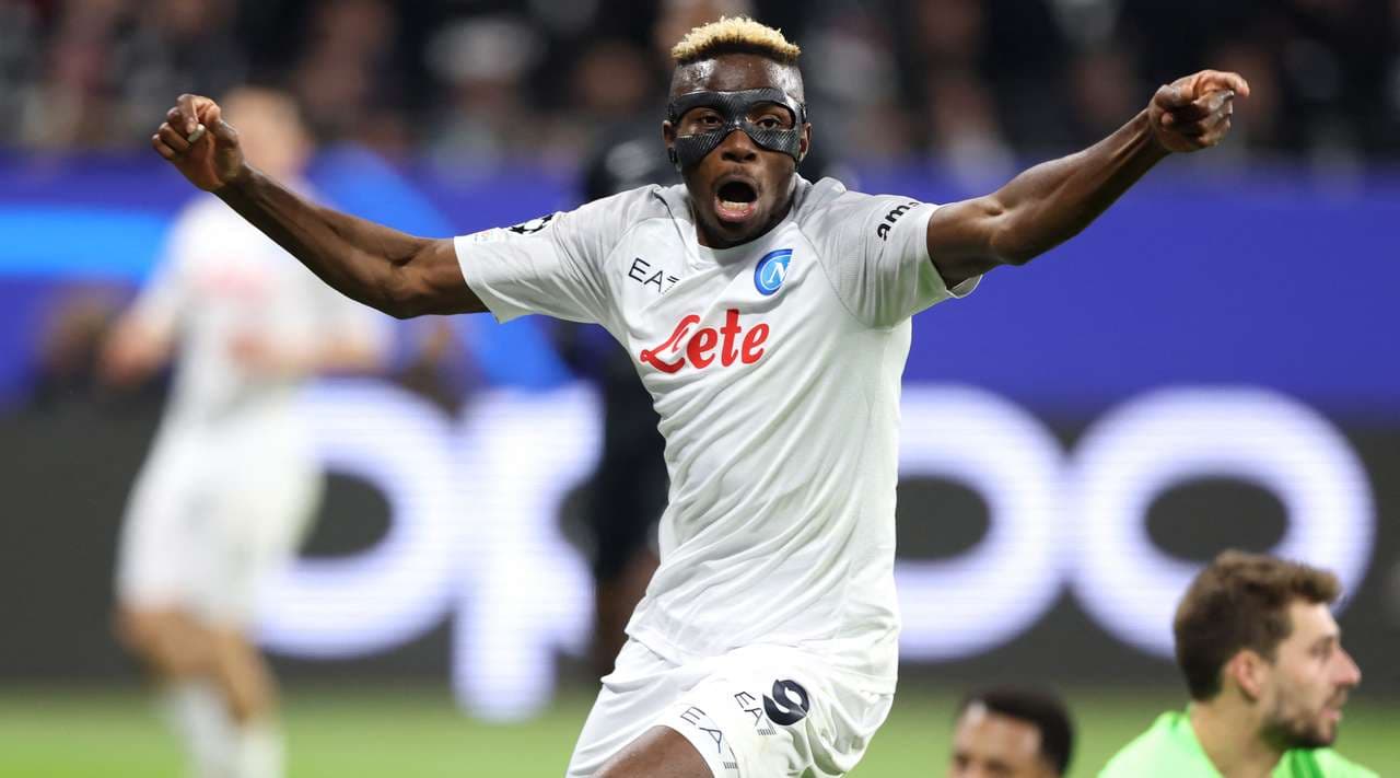 Napoli mposht Frankfurtin, me një këmbë në çerekfinale