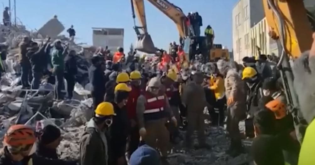 Hetohen ndërtuesit përderisa vazhdojnë kërkimet në gërmadha (VIDEO)