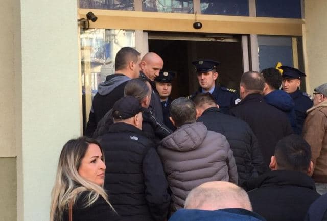 Protestojnë klubet e Notit – Ndalohen nga Policia, tentuan të futën brenda MKRS-së