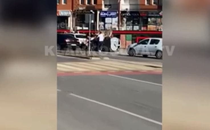 Rrahje te rruga "B", të përfshirë burra e gra (VIDEO)