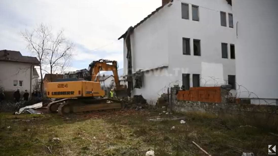Shtëpia që bllokoi transitin për Prizren, rrënohet pas 10 vitesh (VIDEO)