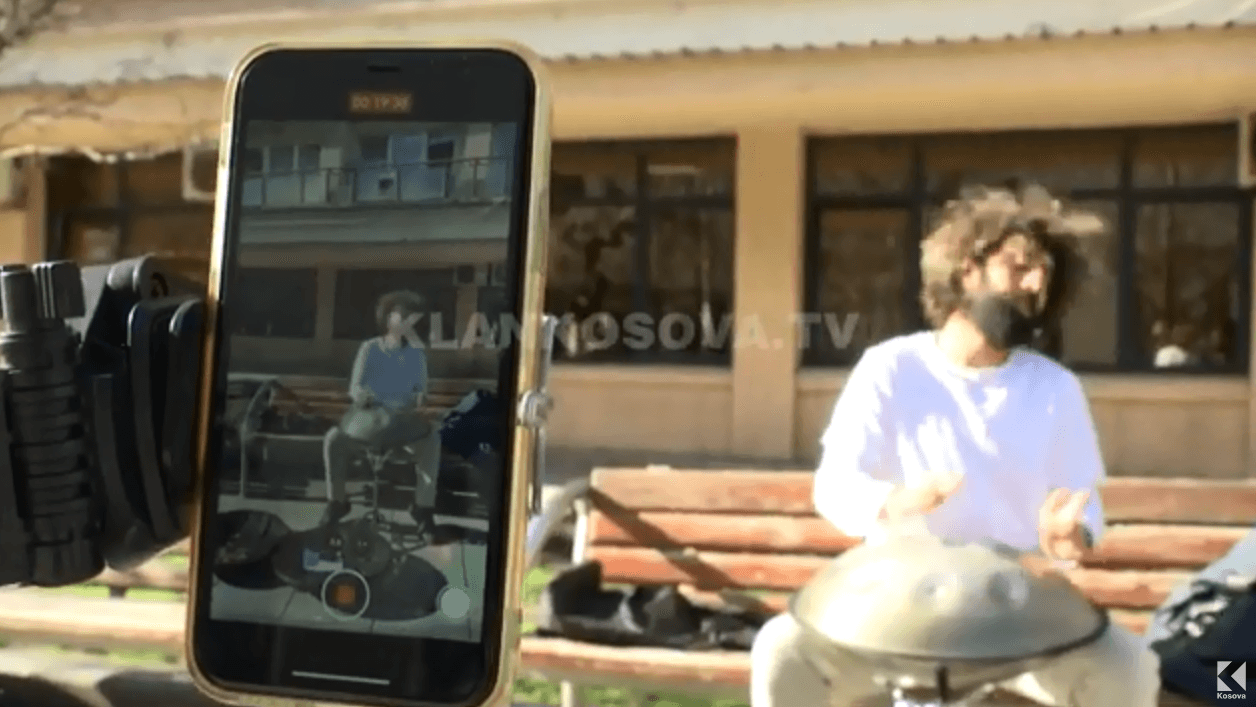 Artisti turk performon shesheve të Prishtinës me një instrument të rrallë (VIDEO)