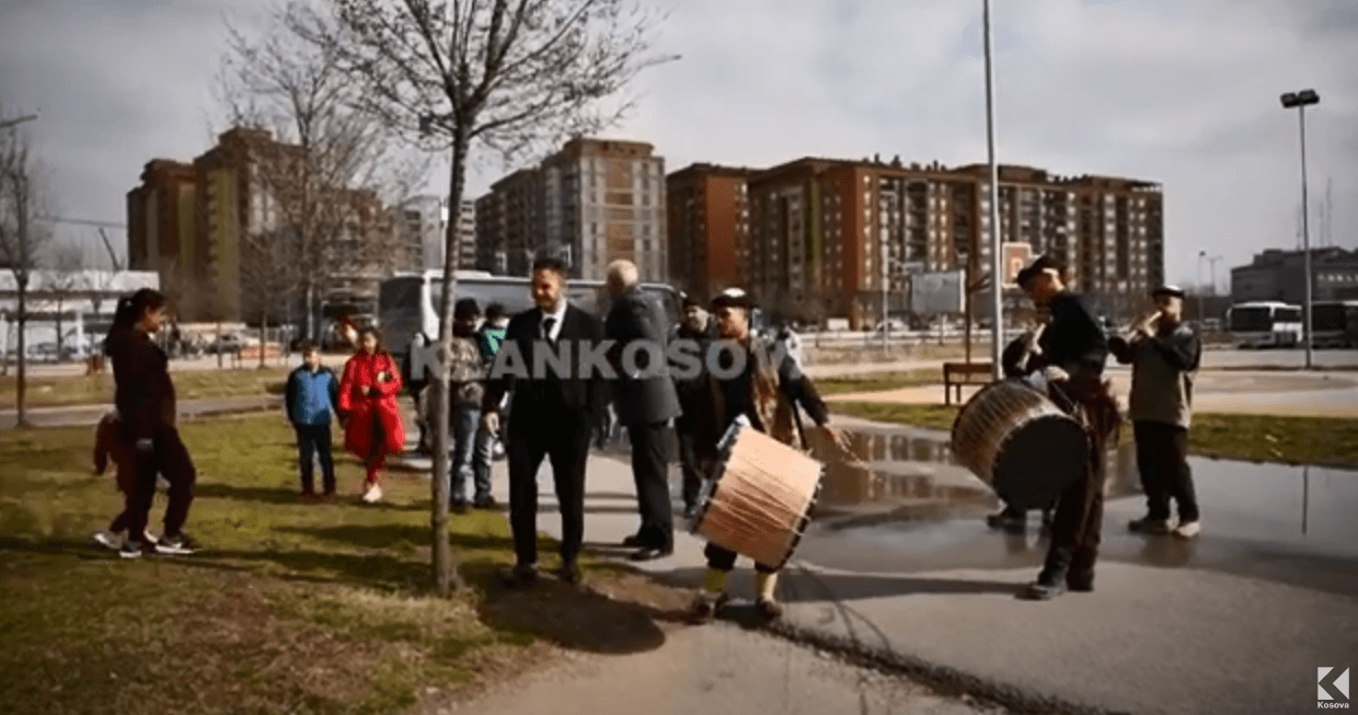 Ashakalinjtë festojnë ditën e flamurit (VIDEO)