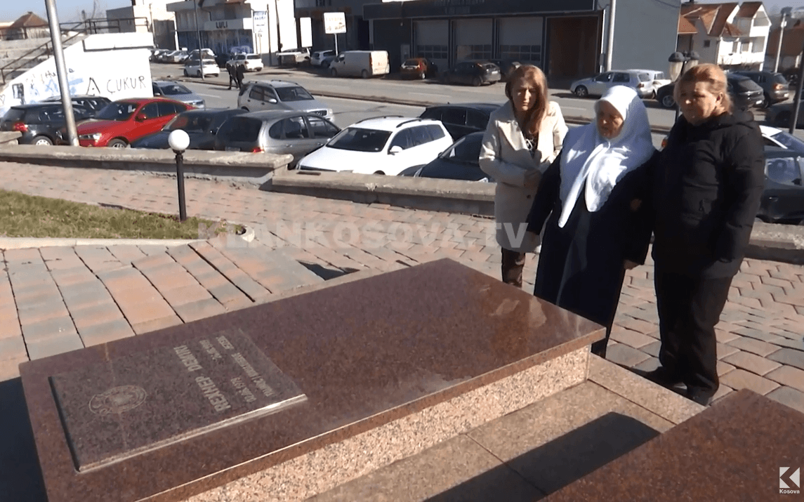 Festimet për Pavarësi në Ferizaj nisën me homazhe tek varrezat e dëshmorëve (VIDEO)