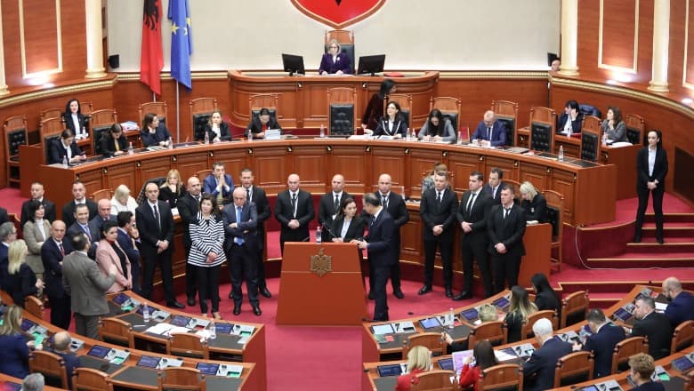 Seanca plenare e Kuvendit, deputetët e PD-së bllokojnë foltoren