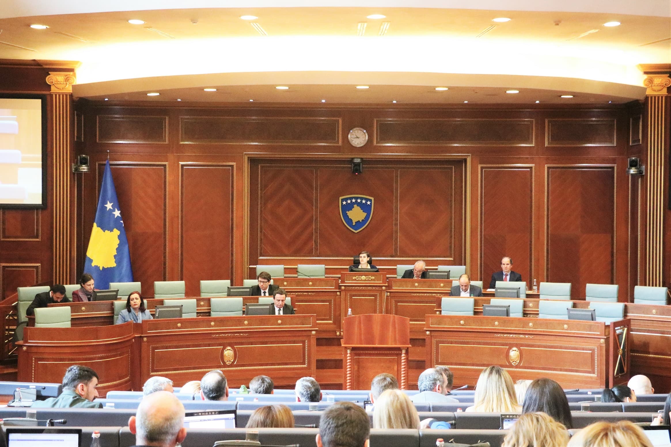 Punonjësit e sektorit publik, nga shkurti do të paguhen me koeficientin 105 euro