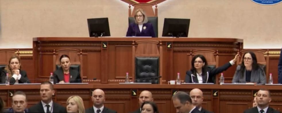 Debat i ashpër në Kuvendin e Shqipërisë për ish-agjentin e FBI-së