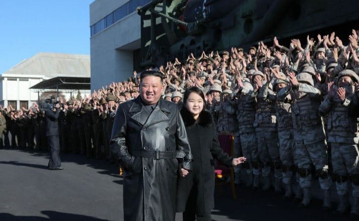 Koreja e Veriut lëshon pulla postare që shfaqin vajzën e Kim Jong Un