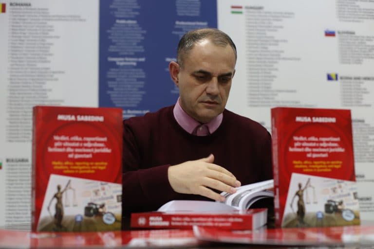 Botohet libri “Mediet, etika, raportimet për situatat e ndjeshme, hetimet dhe nocionet juridike në gazetari”