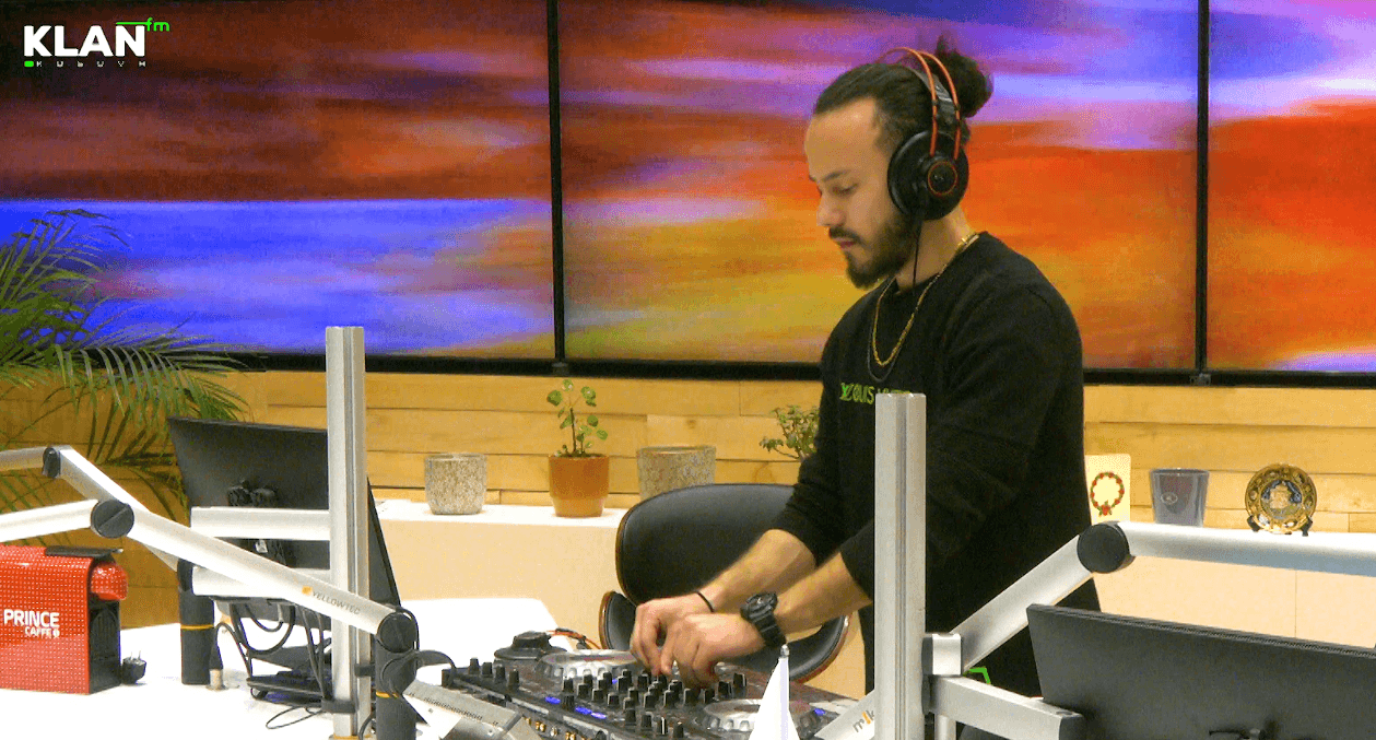  “On Set” vjen dy herë në javë me muzikë elektronike në Klan Kosova FM (VIDEO)