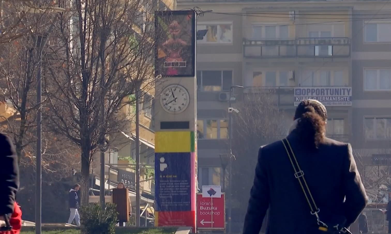 Koha nuk ecën për orët publike të kryeqytetit (VIDEO)