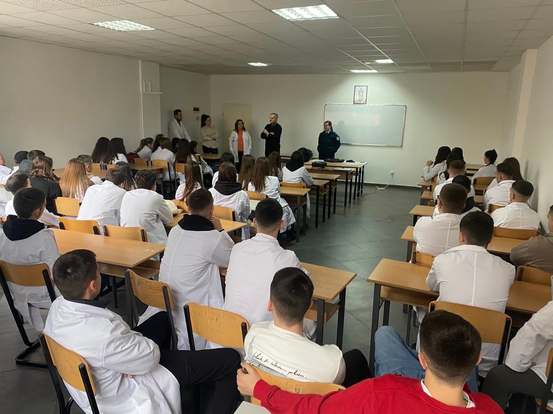 Policia mban ligjërata për parandalimin e lojës së rrezikshme sfiduese në Tik-Tok