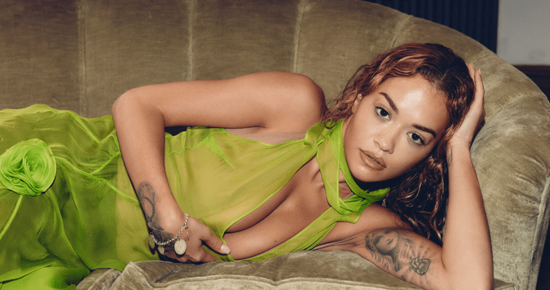 Rita Ora rikthehet në top-listat britanike me "You Only Love Me" (VIDEO)