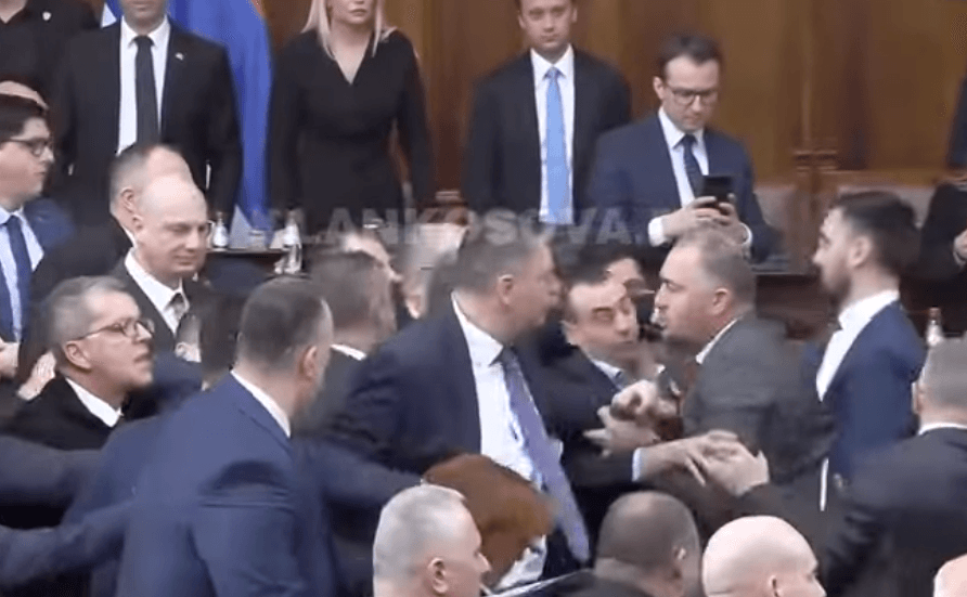 Opozitarët të ashpër, mësyjnë Vuçiqin në parlament (VIDEO)