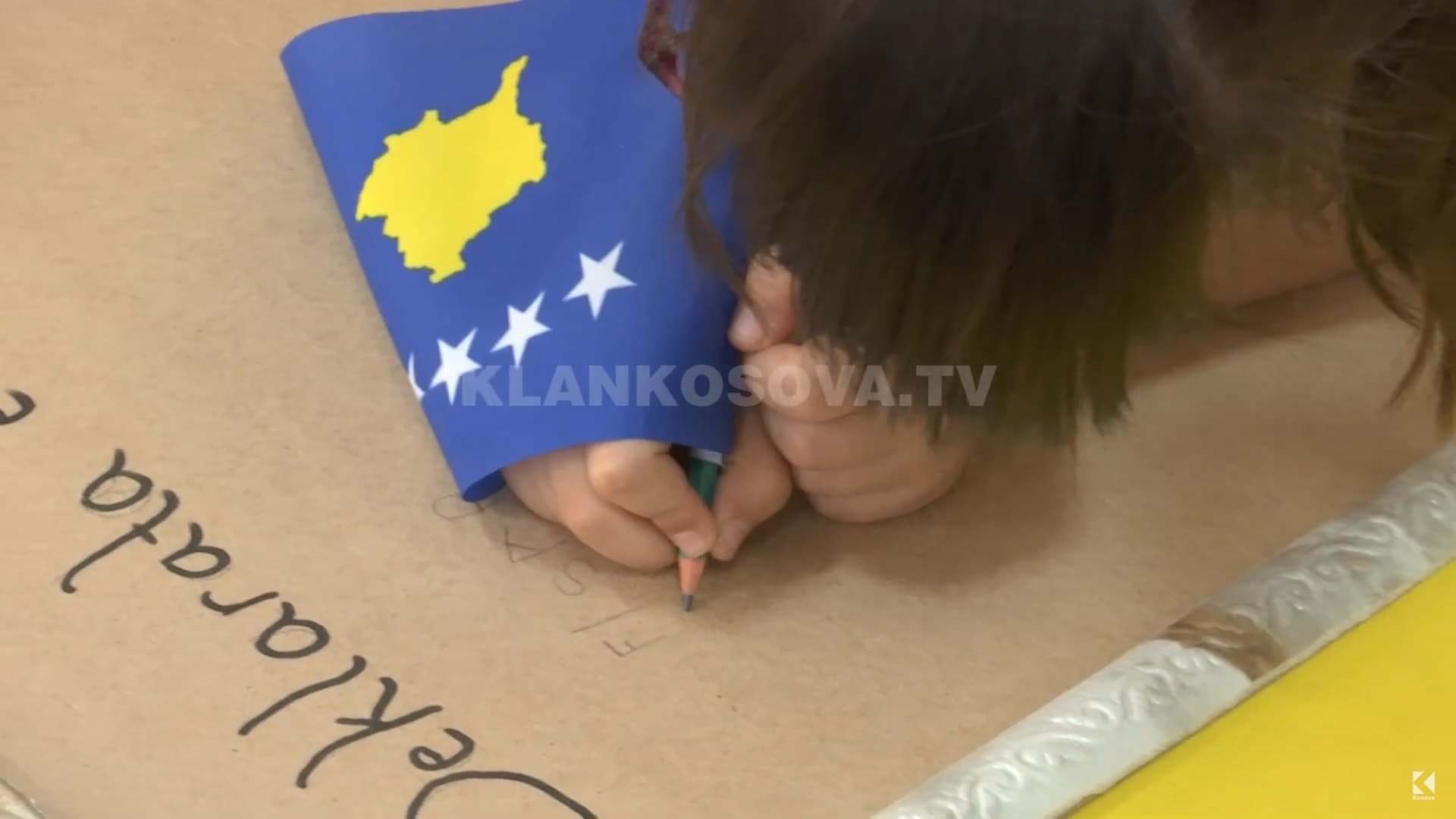 Shkollat e Prishtinës, me pak fjalë e me shumë fotografi shënojnë 15 vjetorin e pavarësisë (VIDEO)