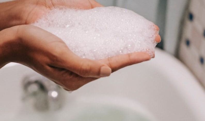 Këto katër vende në trup duhet t'i lajmë mirë në mbrëmje, paralajmërojnë ekspertët