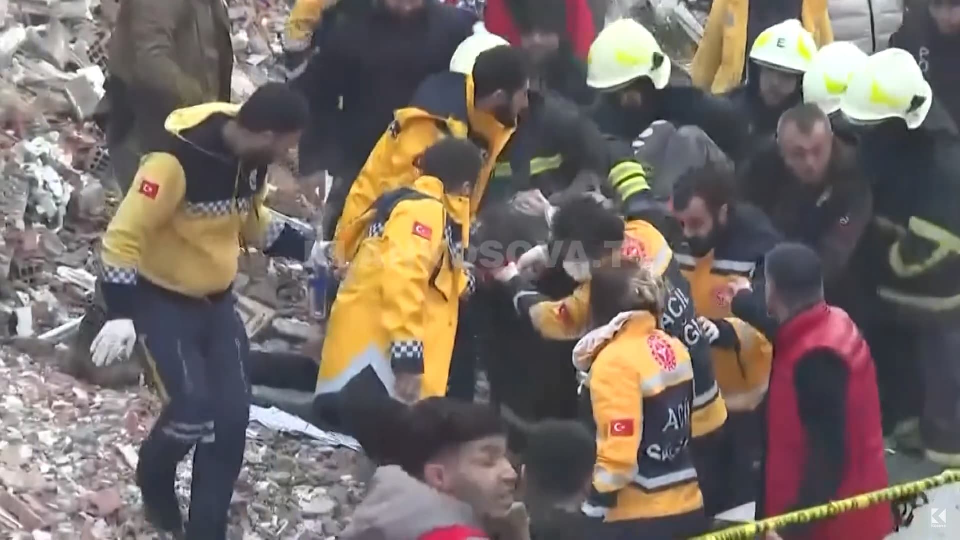 Vullnetarët nga Kosova në Turqi: Nxorëm kufomën e një fëmijë – s’pati kush ta vajtojë e as kush ta marrë (VIDEO)