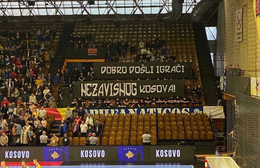 Tifogrupi boshnjak shfaq banerin “Kosova e pavarur” (VIDEO)