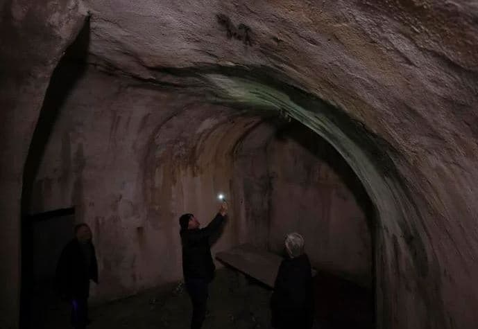 Qyteti i varfër shqiptar mban shpresat për turizëm te tunelet e komunizmit