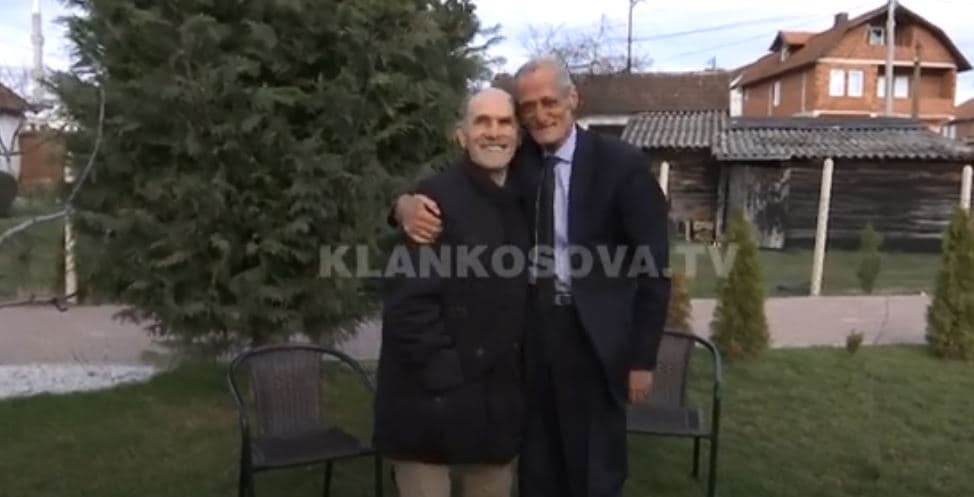Mësuesit 80 vjeçë bëhen bashkë pas 15 viteve në ditën e 7 Marsit (VIDEO)