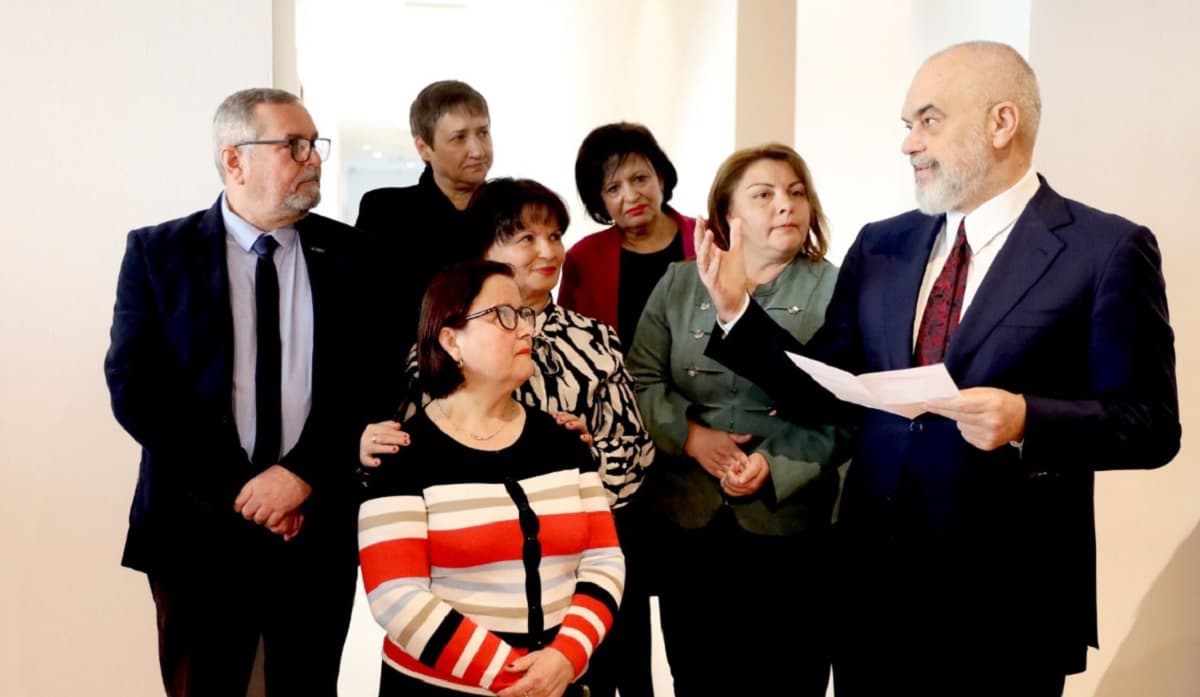 Rama me punonjësit e qeverisë, u tregon sa do t’u rritet rroga