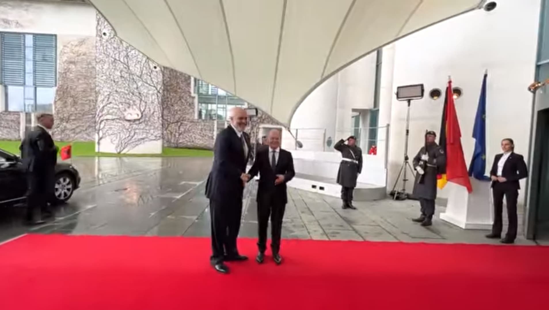 Olaf Scholzi e pret ngrohtësisht Edi Ramën në Berlin (VIDEO)