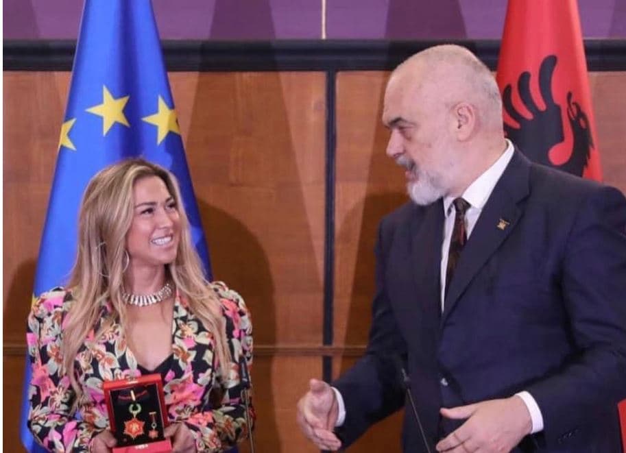 Geta Beqa dekorohet me medalje nga Edi Rama