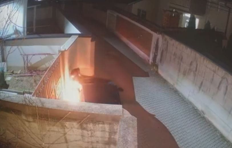 Hoxhës nga Peja ia djegin veturën (VIDEO)