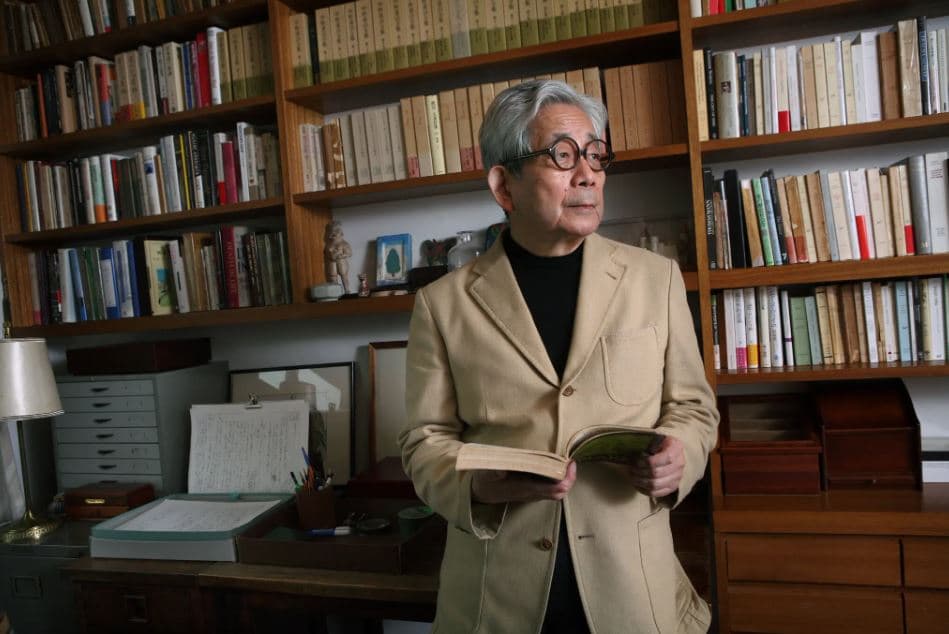 Vdes në moshën 88-vjeçare shkrimtari dhe fituesi i çmimit Nobel, Kenzaburo Oe