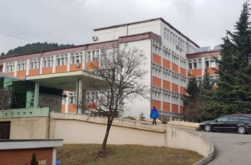 Sindikatat e shëndetësisë dënojnë sulmin ndaj infermierit në Pejë