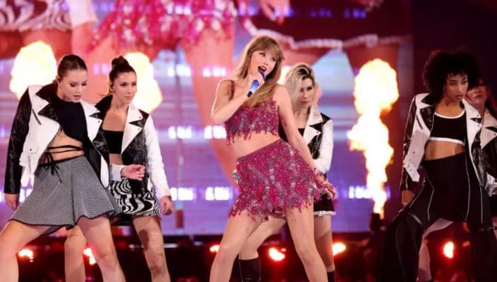 Taylor Swift fillon turneun “Eras” tre orë të gjatë me 44 këngë